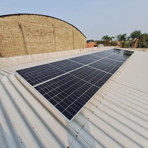 Painéis solares em telhado de galpão industrial