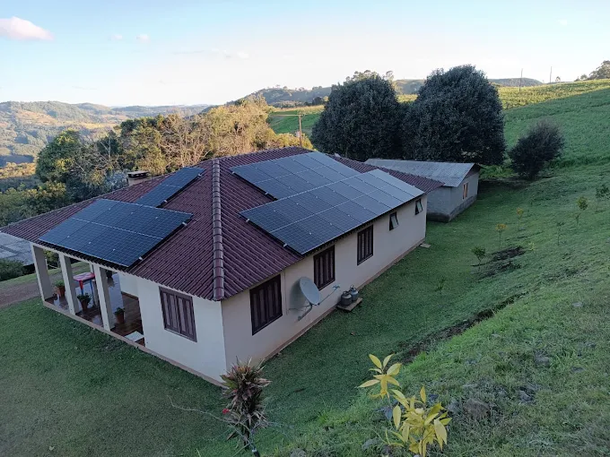 Casa residencial com painéis solares no campo